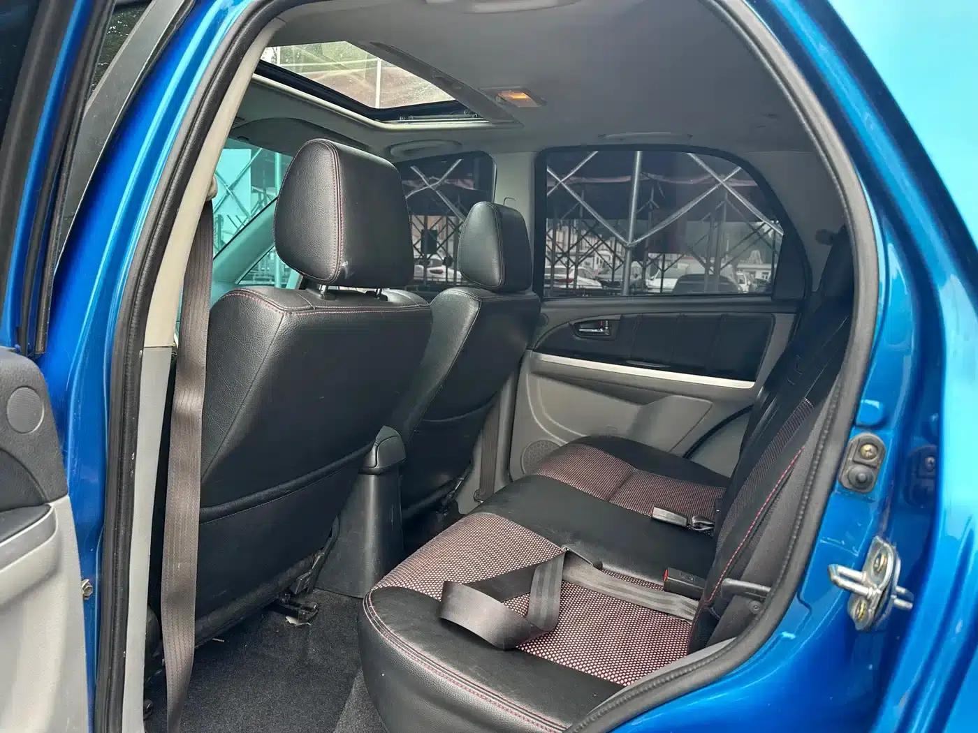 2010 Suzuki SX4 Hatchback 1.6L Automatic Champion Limited Edition — миниатюра 12