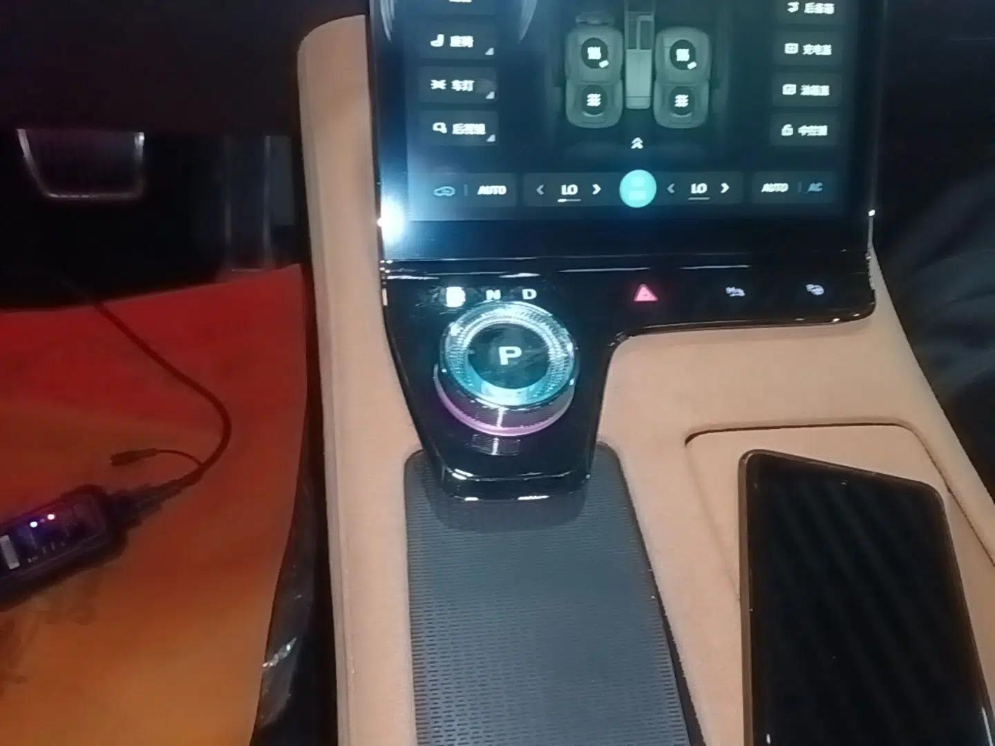 VOYAH PASSION 2024 PHEV Four-Wheel Drive Ultra-Long Range Flagship Model — миниатюра 16