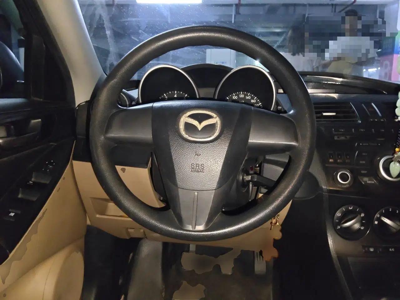 Mazda 3 2011 Sedan 1.6L Manual Comfort Model — миниатюра 11