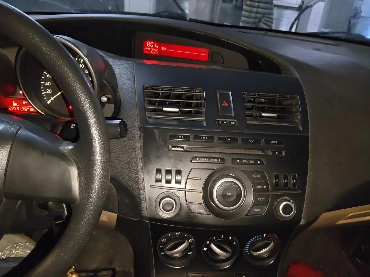Mazda 3 2011 Sedan 1.6L Manual Comfort Model — миниатюра 14