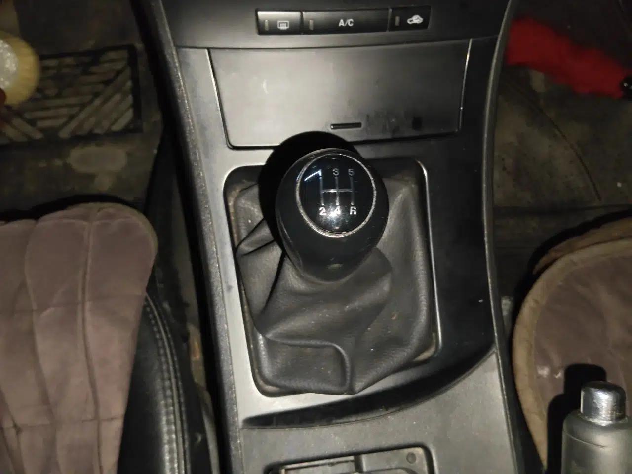 Mazda 3 2011 Sedan 1.6L Manual Comfort Model — миниатюра 15