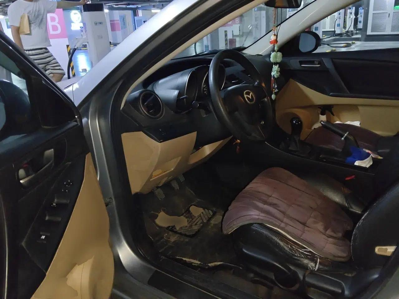 Mazda 3 2011 Sedan 1.6L Manual Comfort Model — миниатюра 17