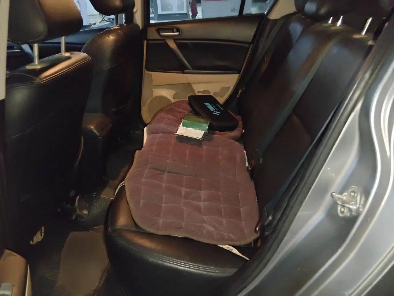 Mazda 3 2011 Sedan 1.6L Manual Comfort Model — миниатюра 18