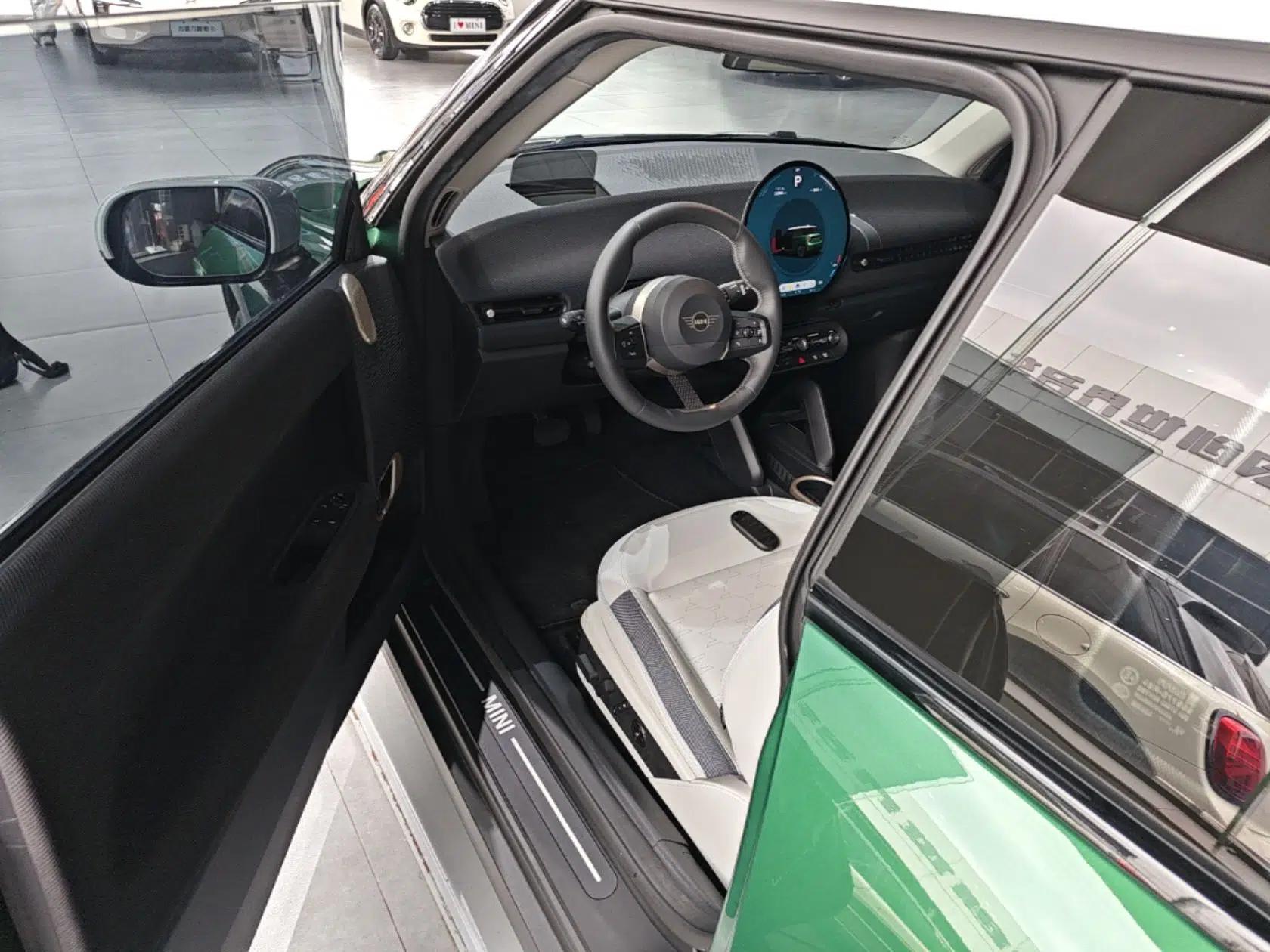 MINI Electric COOPER 2024 452km COOPER SE Artist — миниатюра 18