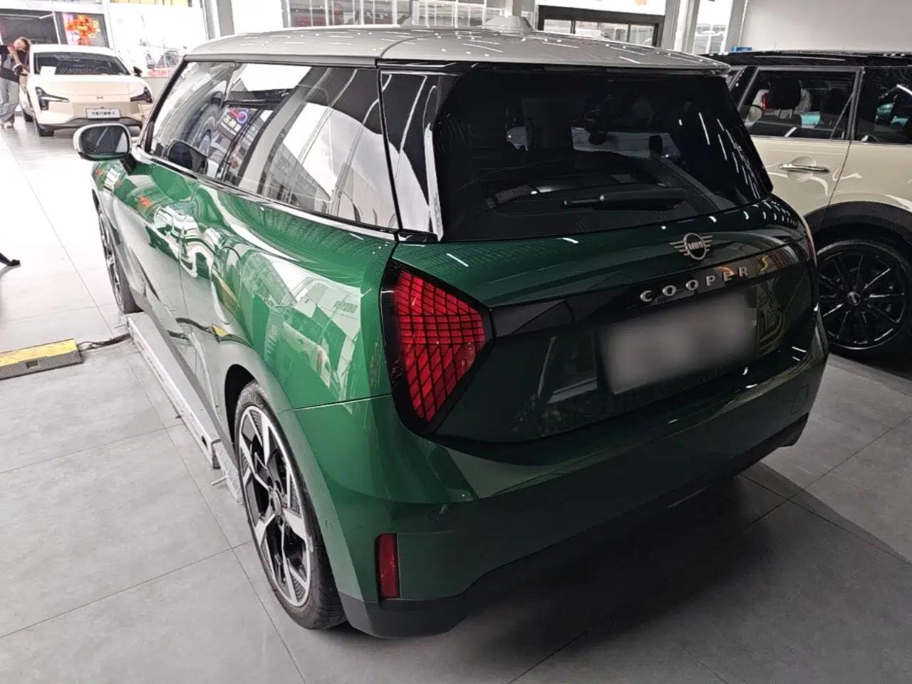 MINI Electric COOPER 2024 452km COOPER SE Artist — миниатюра 7