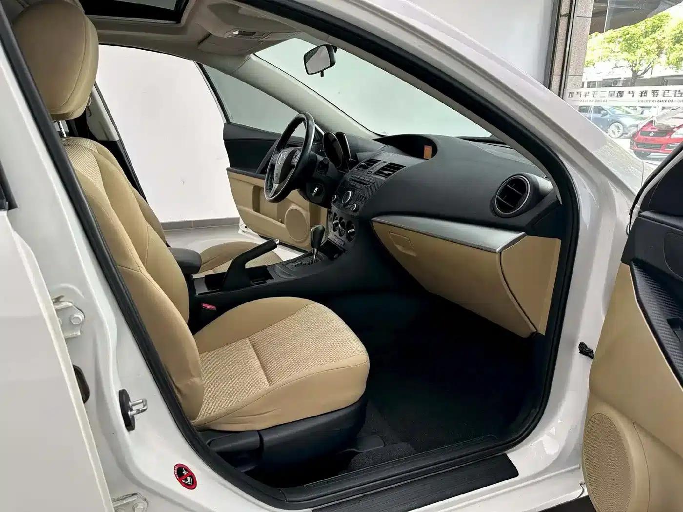 Mazda 3 Axela 2011 Sedan 1.6L Automatic Comfort — миниатюра 4