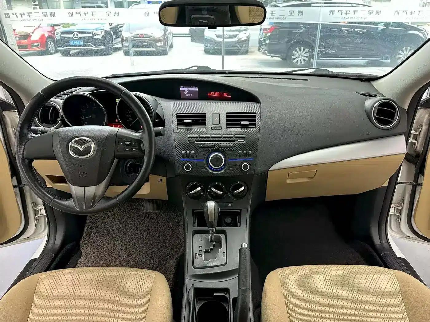 Mazda 3 Axela 2011 Sedan 1.6L Automatic Comfort — миниатюра 5