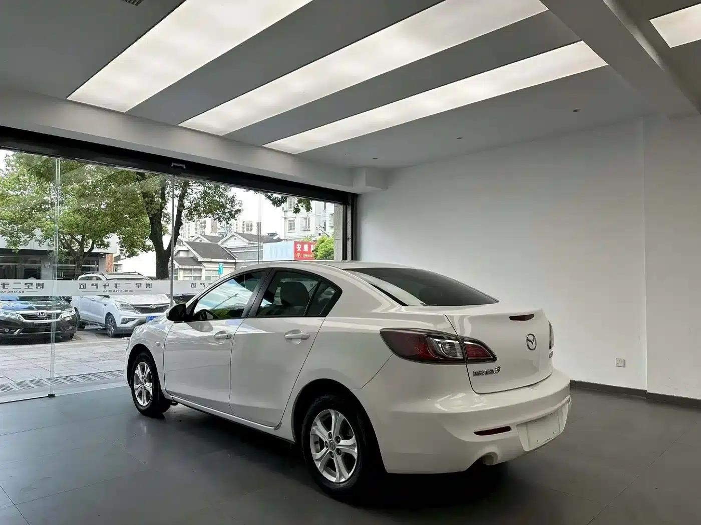 Mazda 3 Axela 2011 Sedan 1.6L Automatic Comfort — миниатюра 7