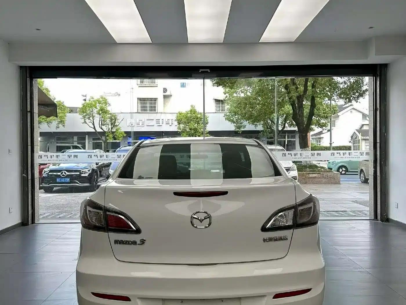 Mazda 3 Axela 2011 Sedan 1.6L Automatic Comfort — миниатюра 8