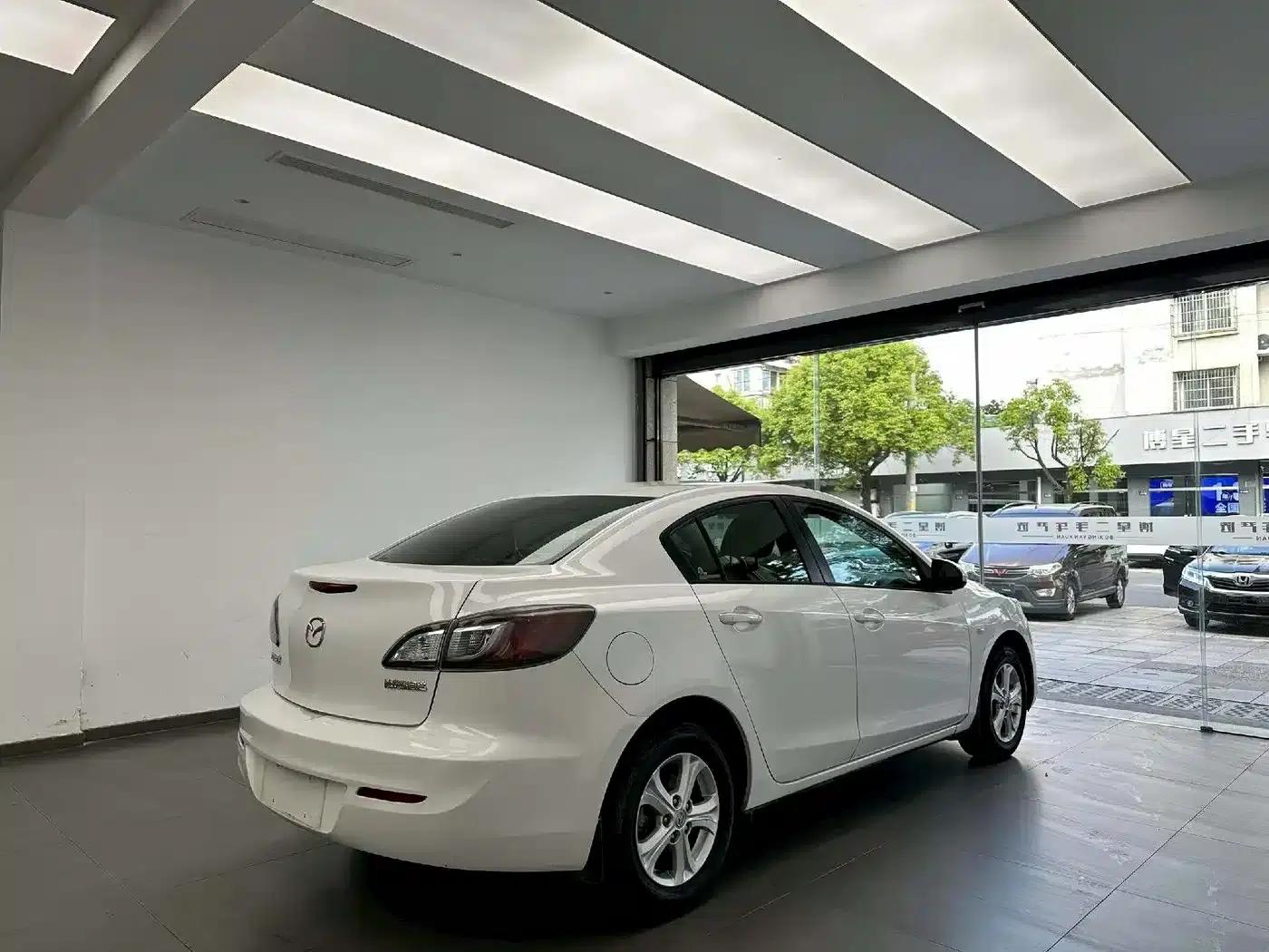 Mazda 3 Axela 2011 Sedan 1.6L Automatic Comfort — миниатюра 9