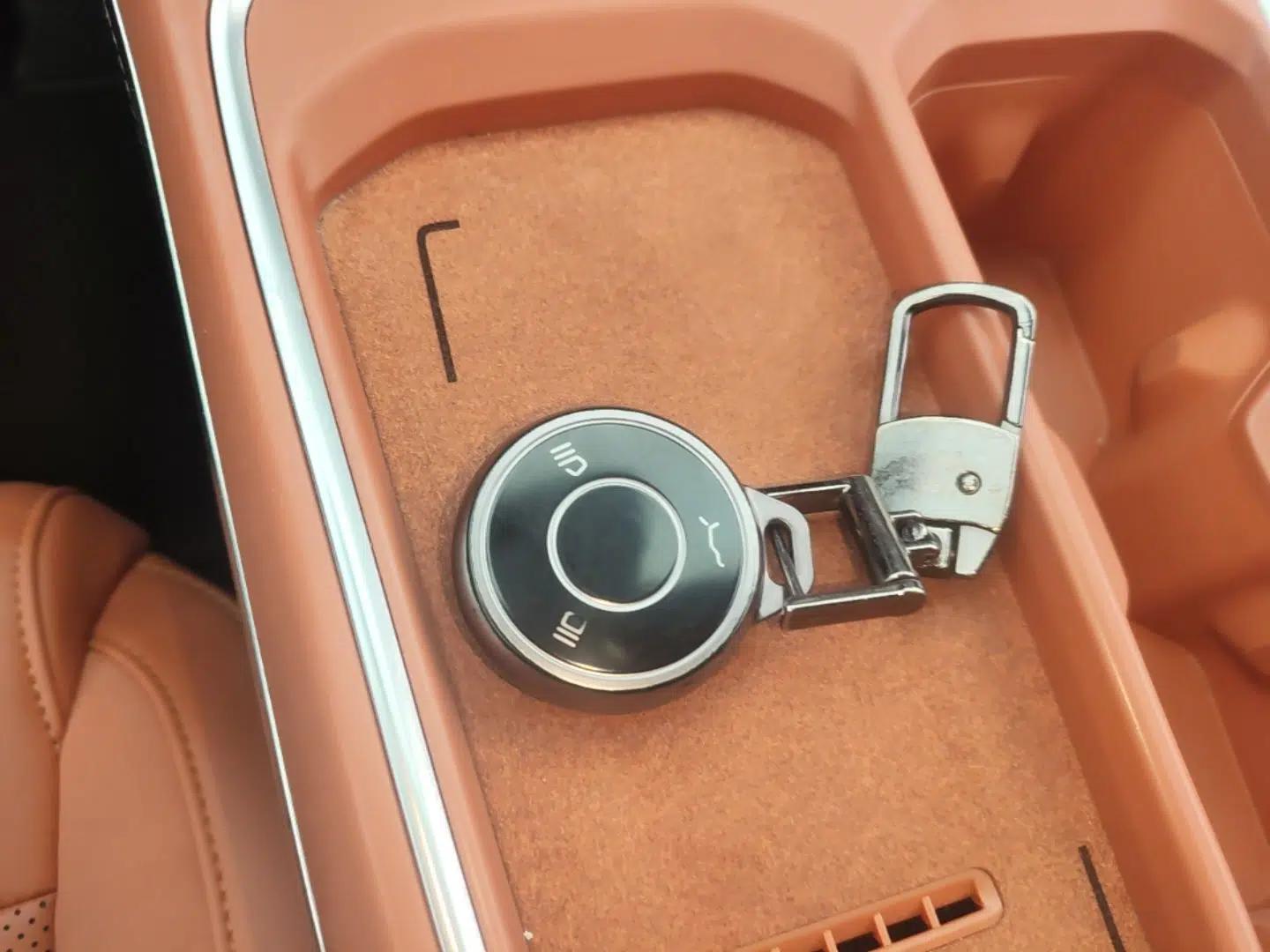 NETA L 2024 Extended-Range 310 Flash-Charge Red Edition — миниатюра 12