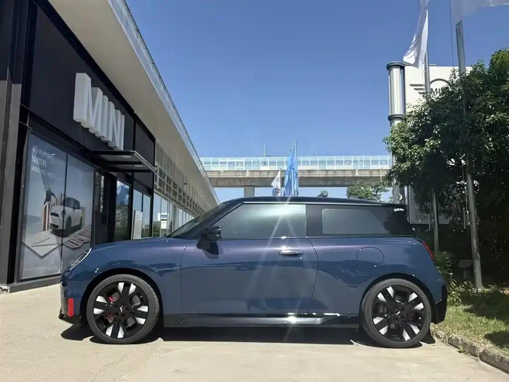 2025 JOHN COOPER WORKS Electric MINI JCW — миниатюра 3