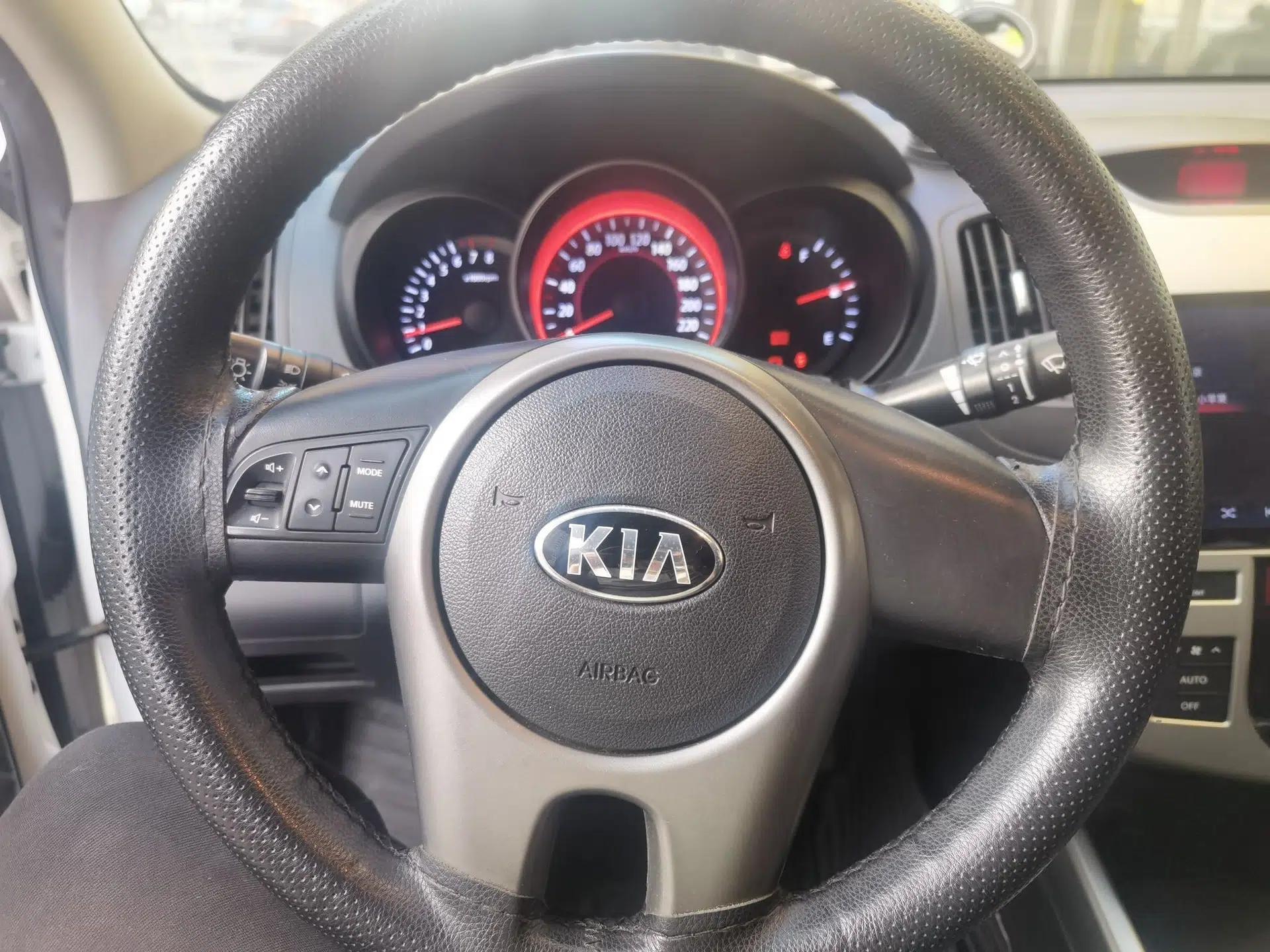 Kia Forte 2012 1.6L AT Premium Commemorative Edition — миниатюра 11