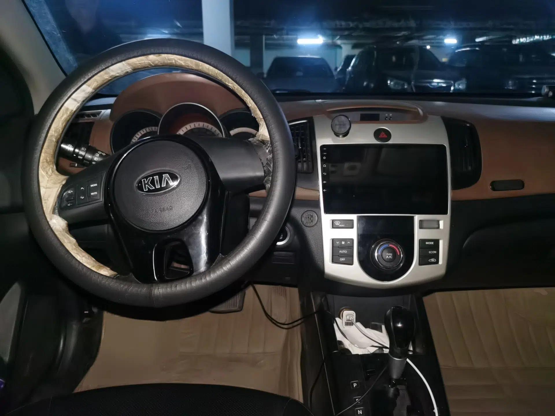 Kia Forte 2012 1.6L AT Premium Commemorative Edition — миниатюра 10