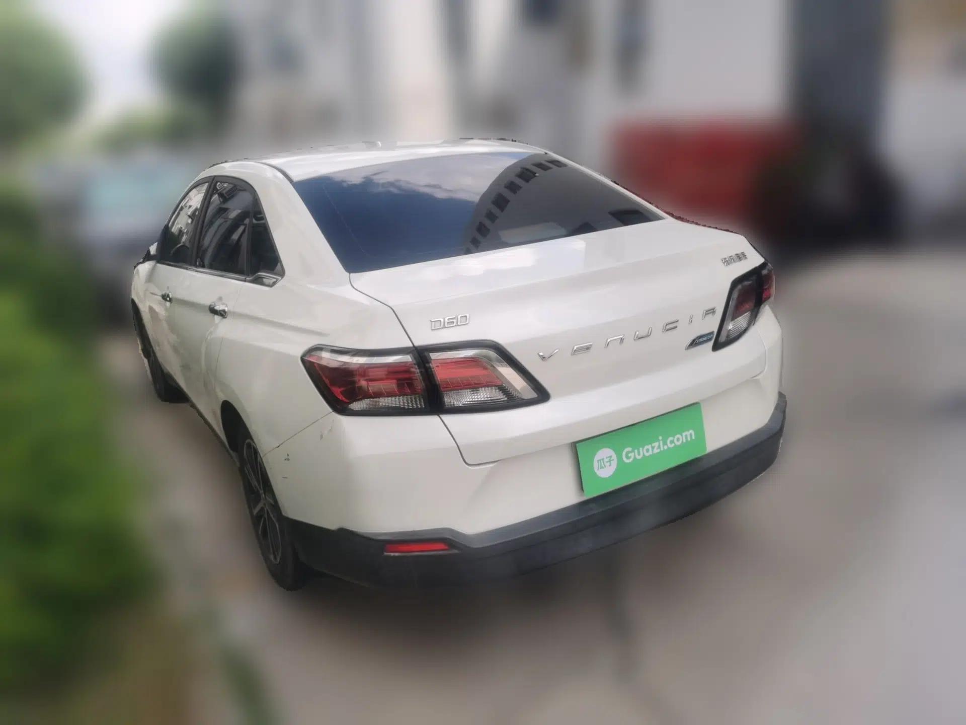 Venucia D60 2018 1.6L CVT Smart Connect Elite Edition — миниатюра 4