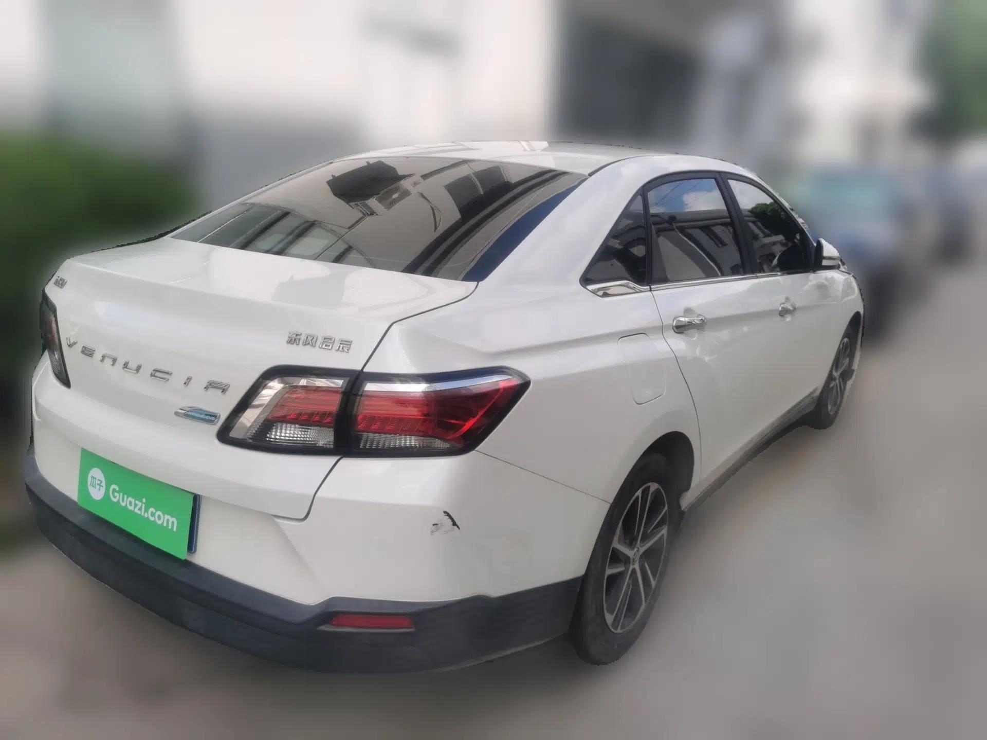 Venucia D60 2018 1.6L CVT Smart Connect Elite Edition — миниатюра 6