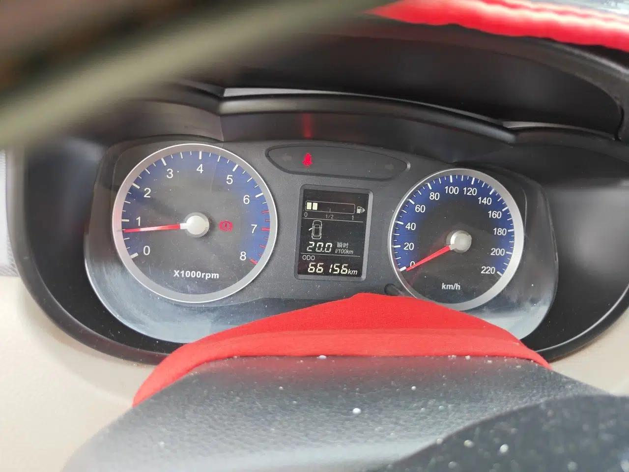 Venucia R50 2016 1.6L Manual Elite Edition — миниатюра 12