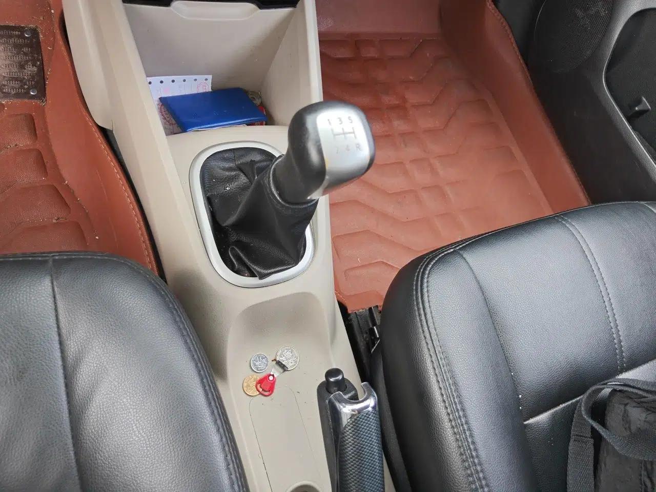 Venucia R50 2016 1.6L Manual Elite Edition — миниатюра 15