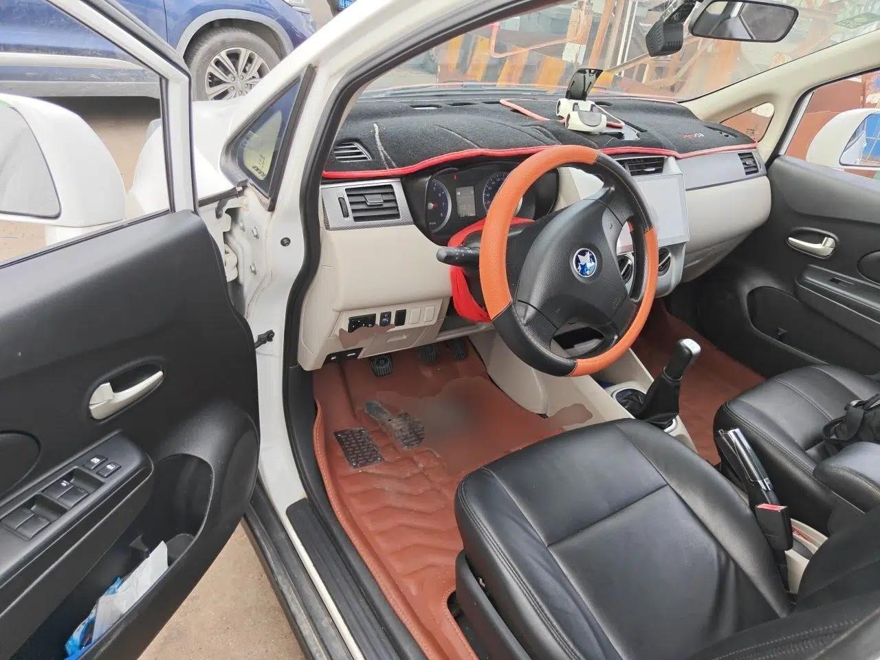 Venucia R50 2016 1.6L Manual Elite Edition — миниатюра 17