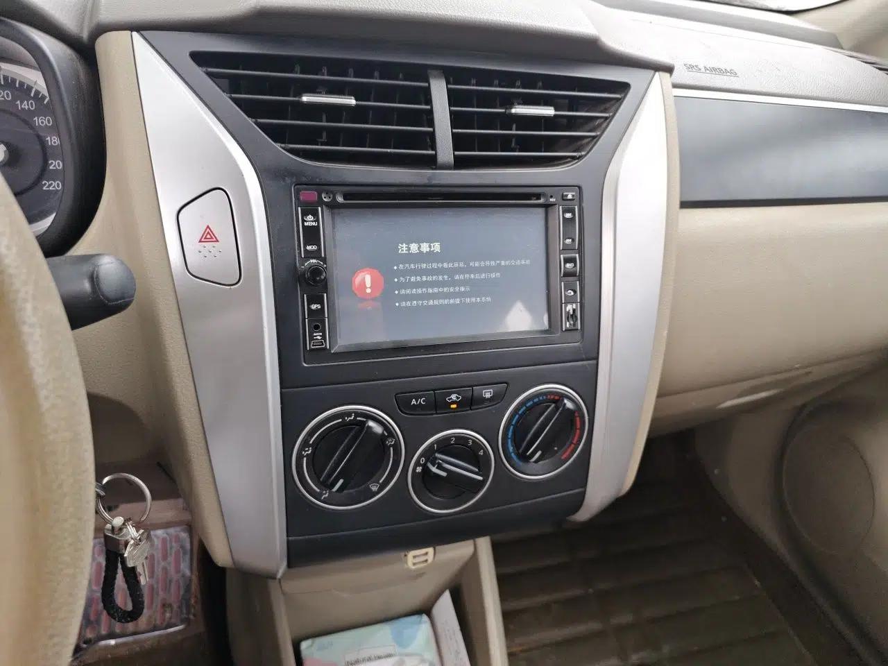 Venucia D50 2013 1.6L Manual Luxury Edition — миниатюра 14