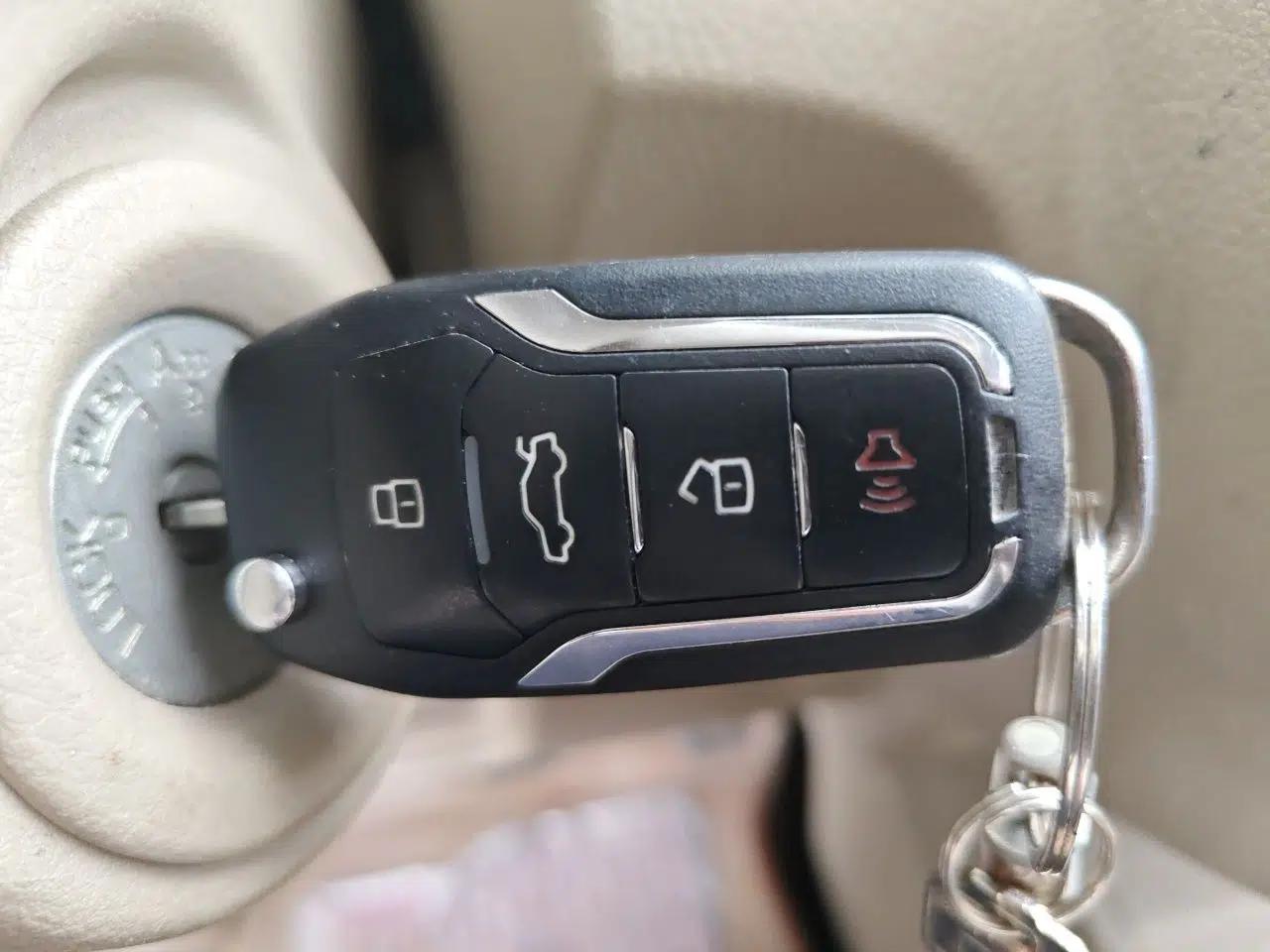Venucia D50 2013 1.6L Manual Luxury Edition — миниатюра 9