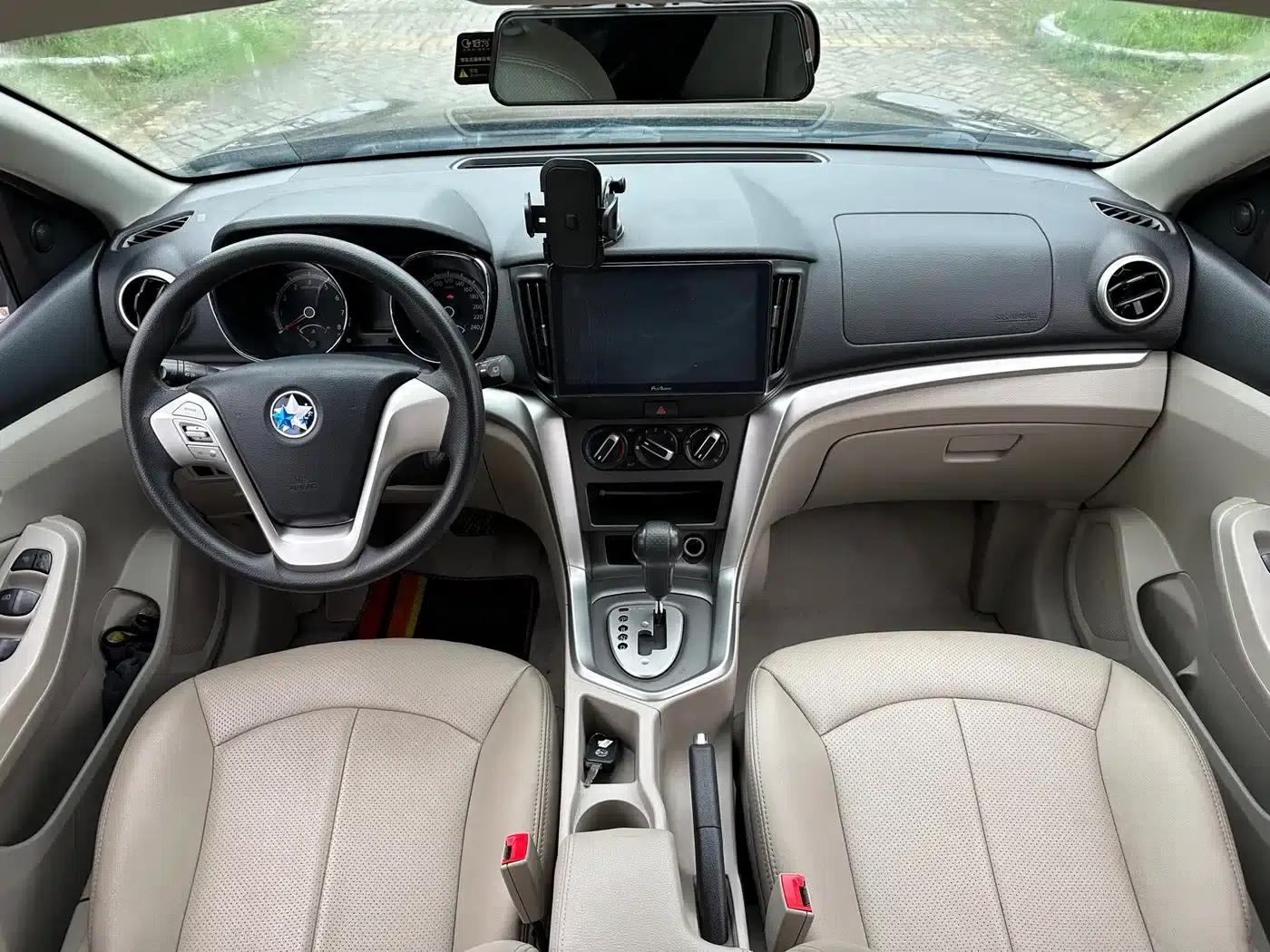 Venucia T70 2015 2.0L CVT Smart Edition — миниатюра 12