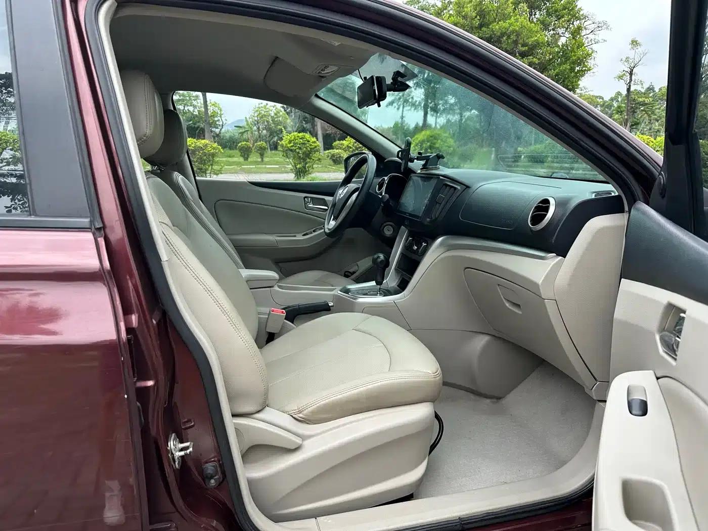 Venucia T70 2015 2.0L CVT Smart Edition — миниатюра 9
