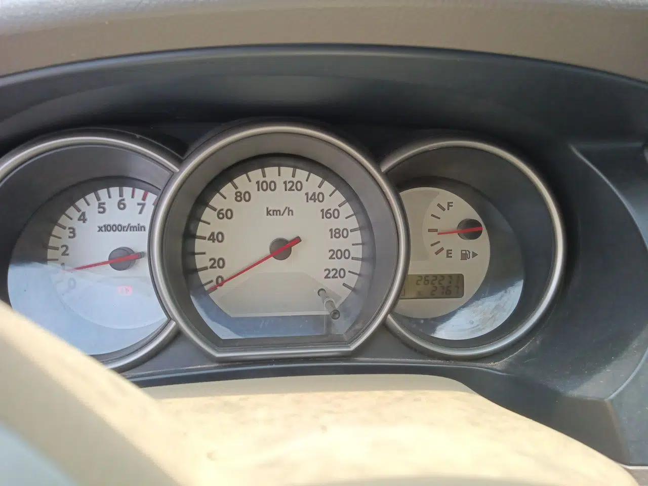 Nissan Livina 2010 Jingyue Edition 1.6L Automatic XuanNeng Model — миниатюра 12