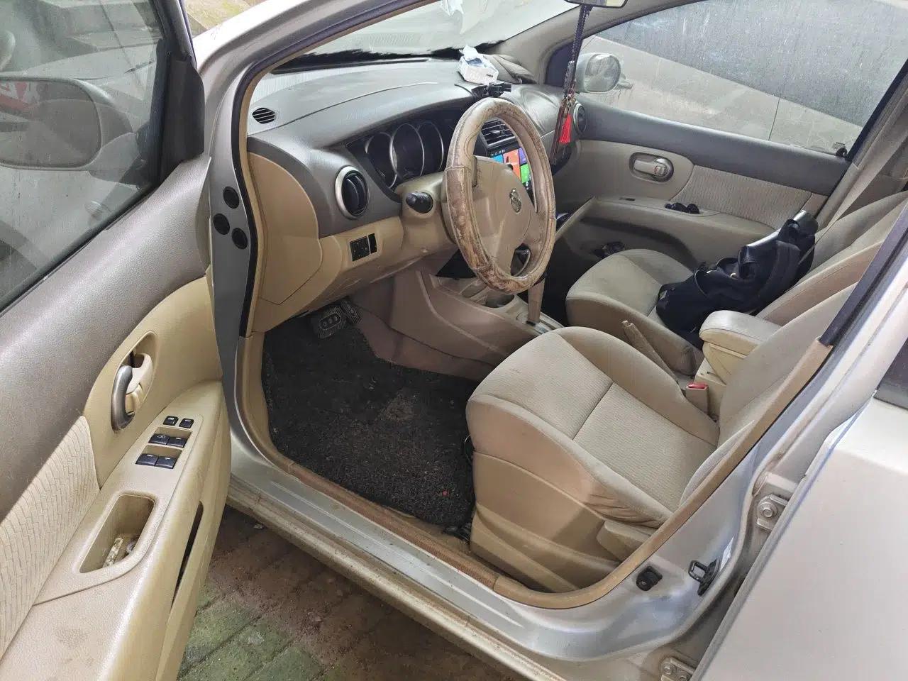 Nissan Livina 2010 Jingyue Edition 1.6L Automatic Supercharged Model — миниатюра 17