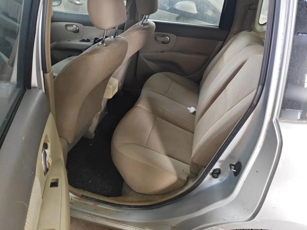 Nissan Livina 2010 Jingyue Edition 1.6L Automatic Supercharged Model — миниатюра 18