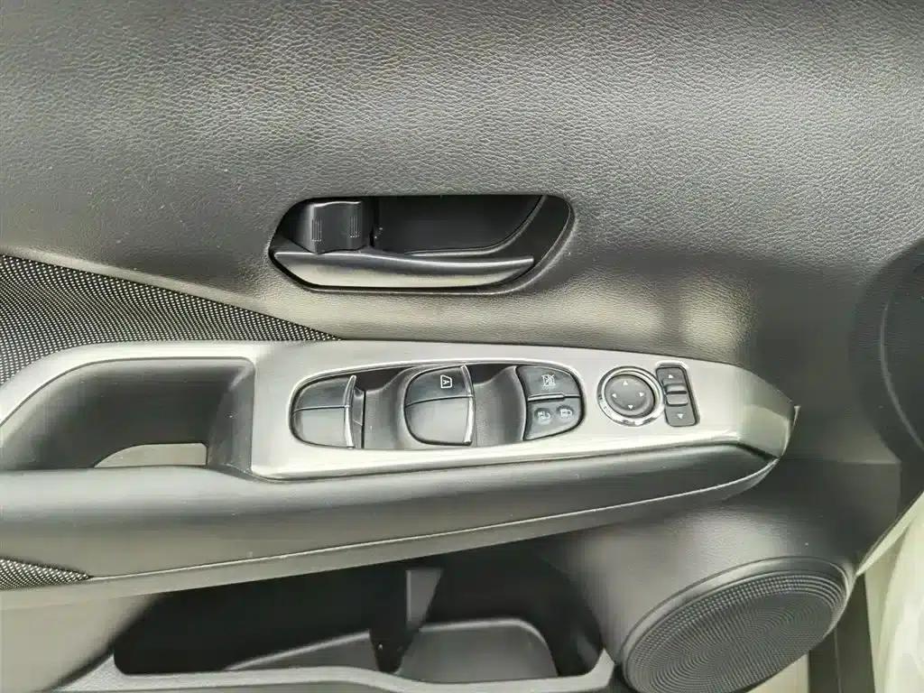 Nissan Kicks 2020 1.5L XE Manual Sport Edition — миниатюра 9