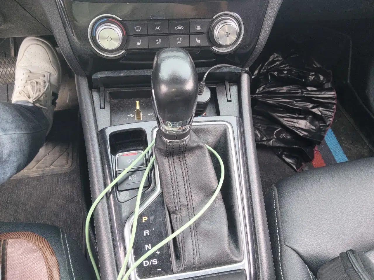 Roewe RX3 2018 1.6L CVT Internet Smart Edition — миниатюра 15