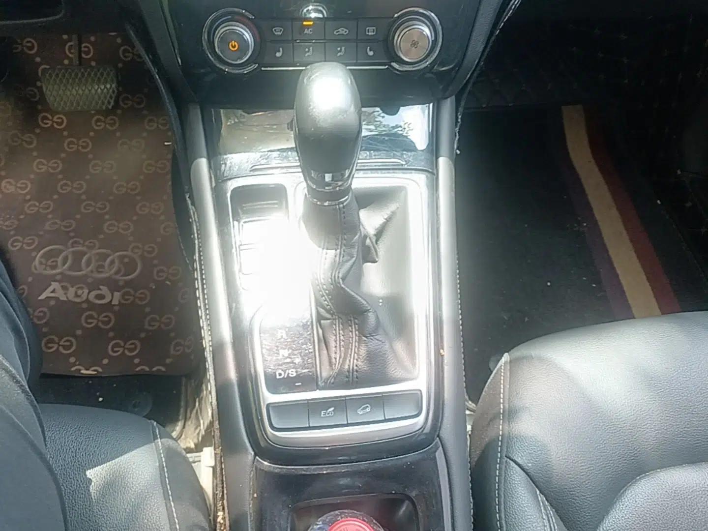 Roewe RX3 2020 1.6L CVT 4G Connected Ultra-Cool Flagship Edition — миниатюра 17