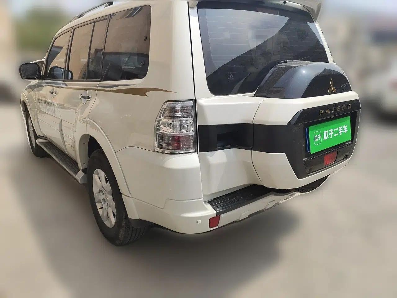 Mitsubishi Pajero  — миниатюра 4