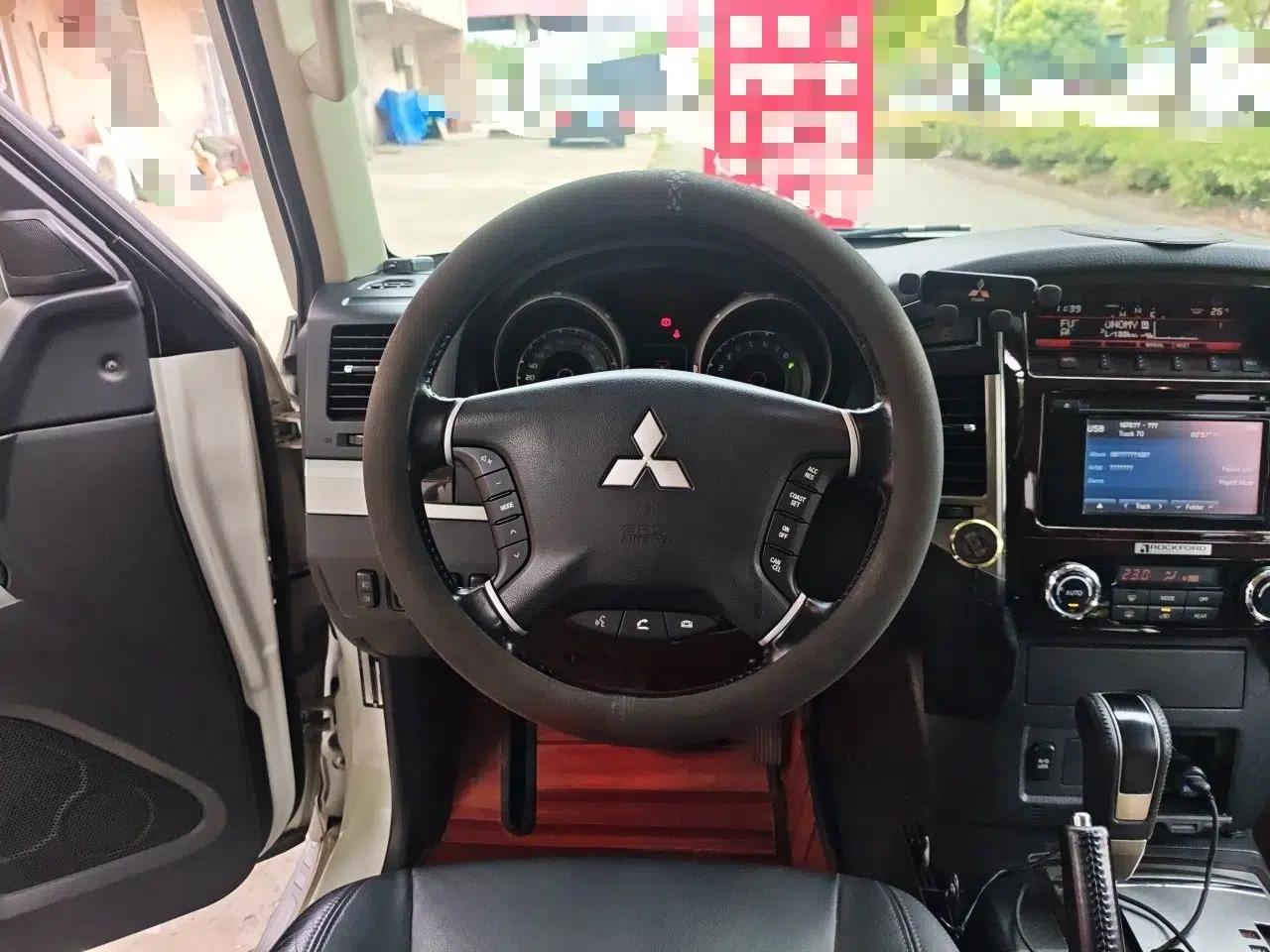 Mitsubishi Pajero  — миниатюра 11
