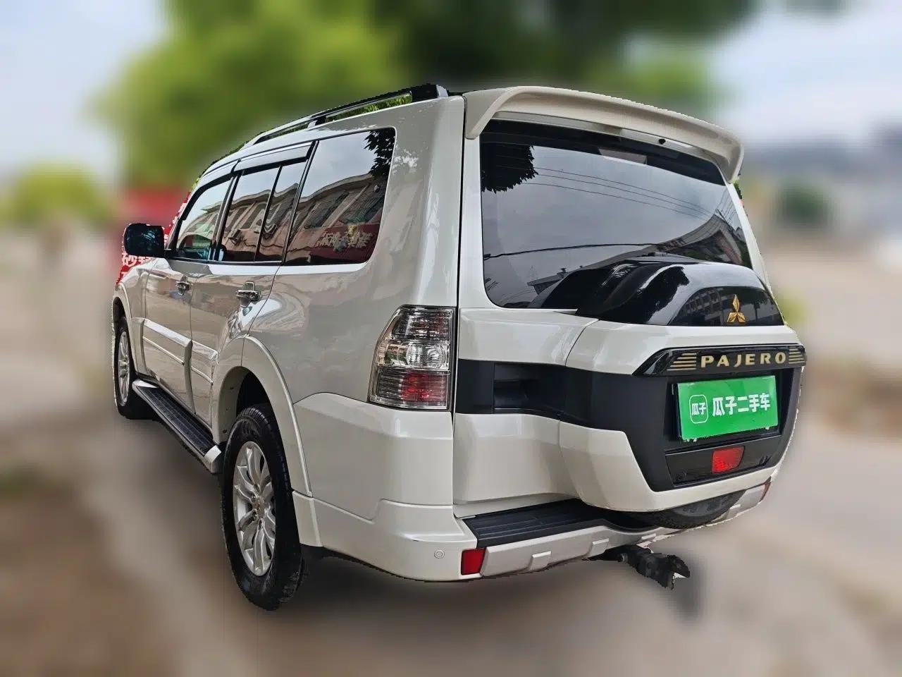 Mitsubishi Pajero  — миниатюра 4