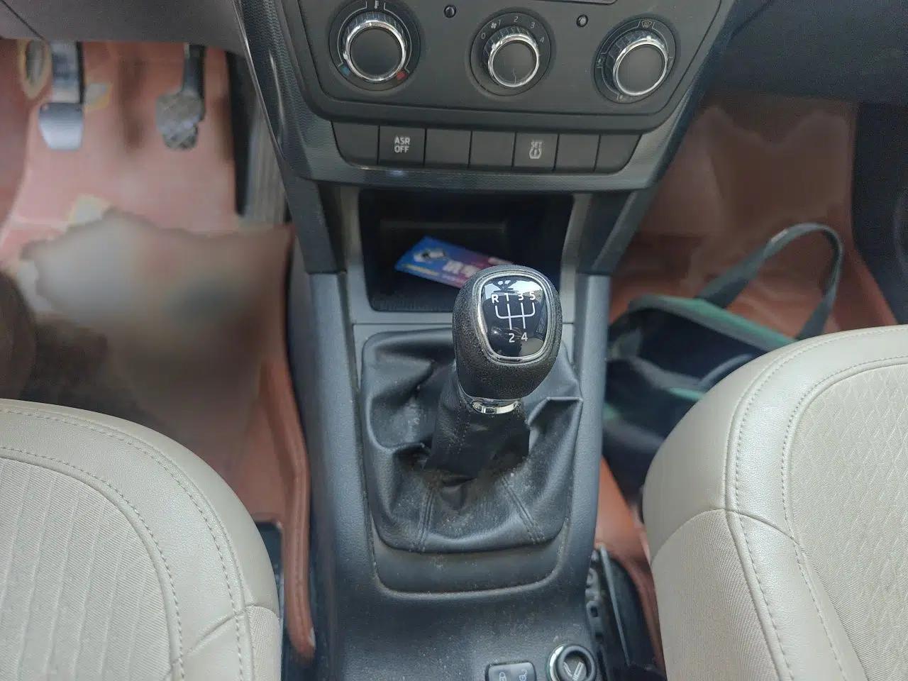 Skoda Yeti 2014 1.6L Manual Colorful Edition — миниатюра 11