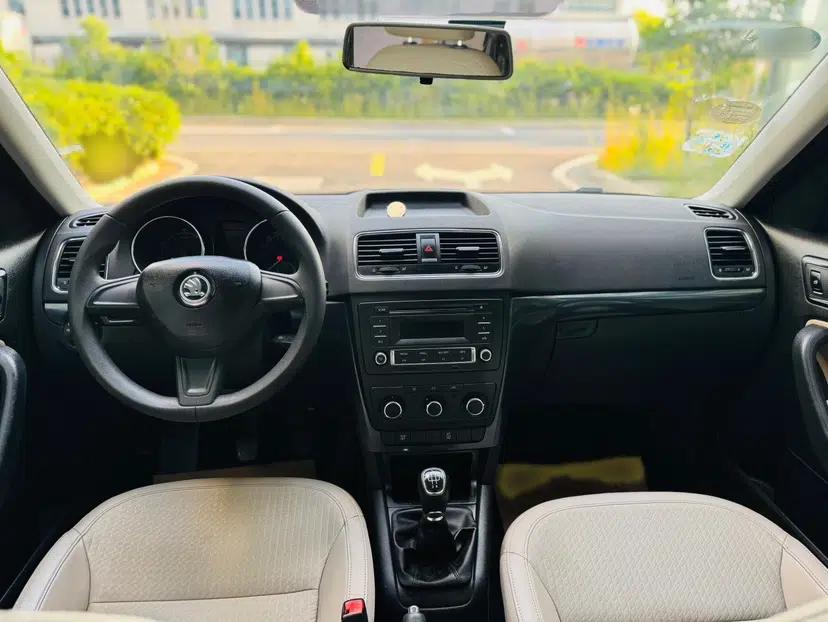 Skoda Yeti 2014 1.6L Manual Colorful Edition — миниатюра 17