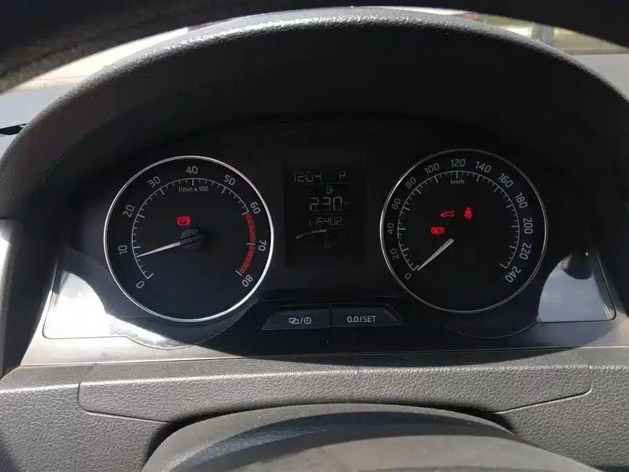 Rapid 2014 1.6L Automatic Enjoy Edition — миниатюра 14