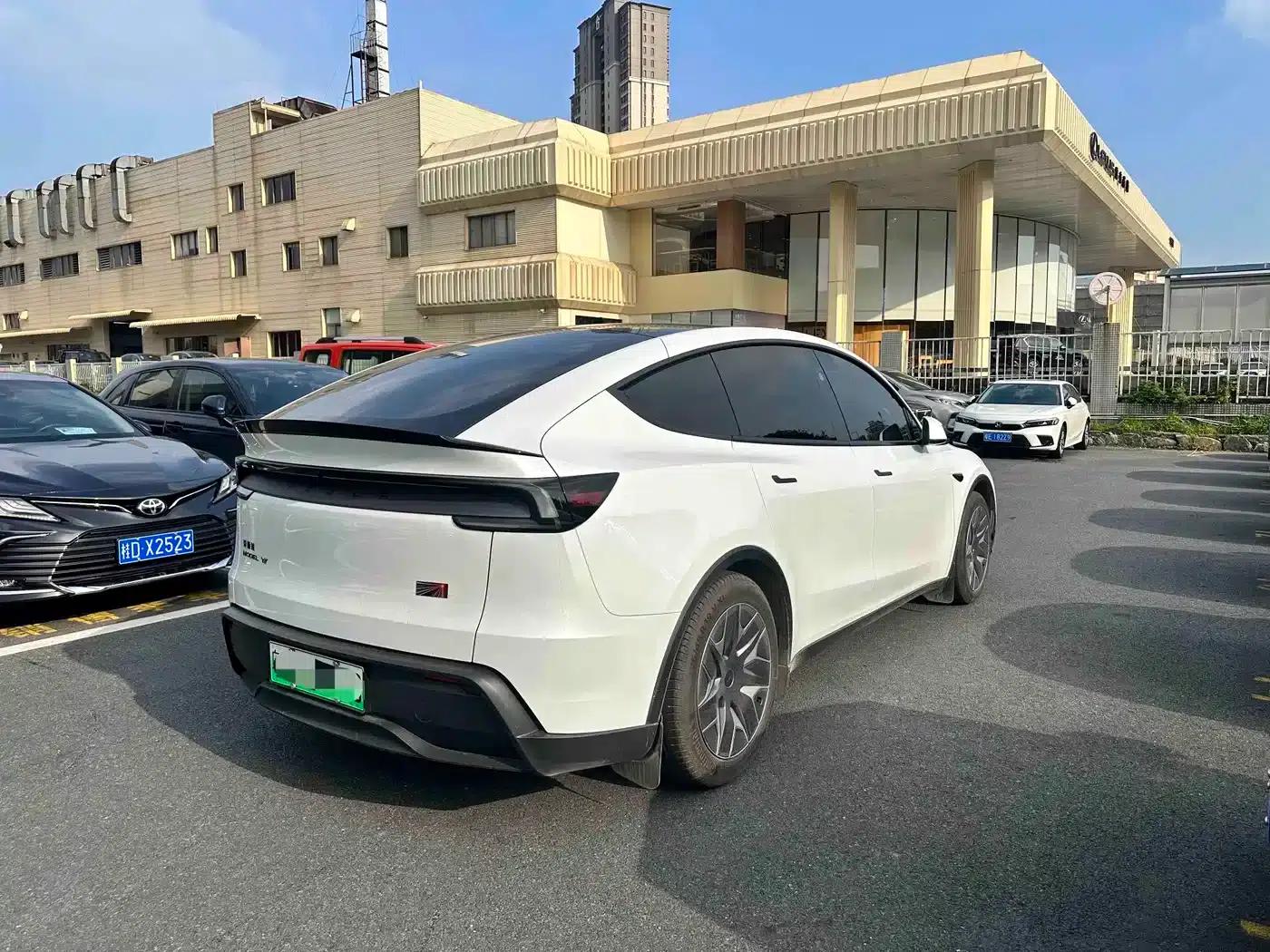 Model Y L 2025 Long Range All-Wheel Drive — миниатюра 4