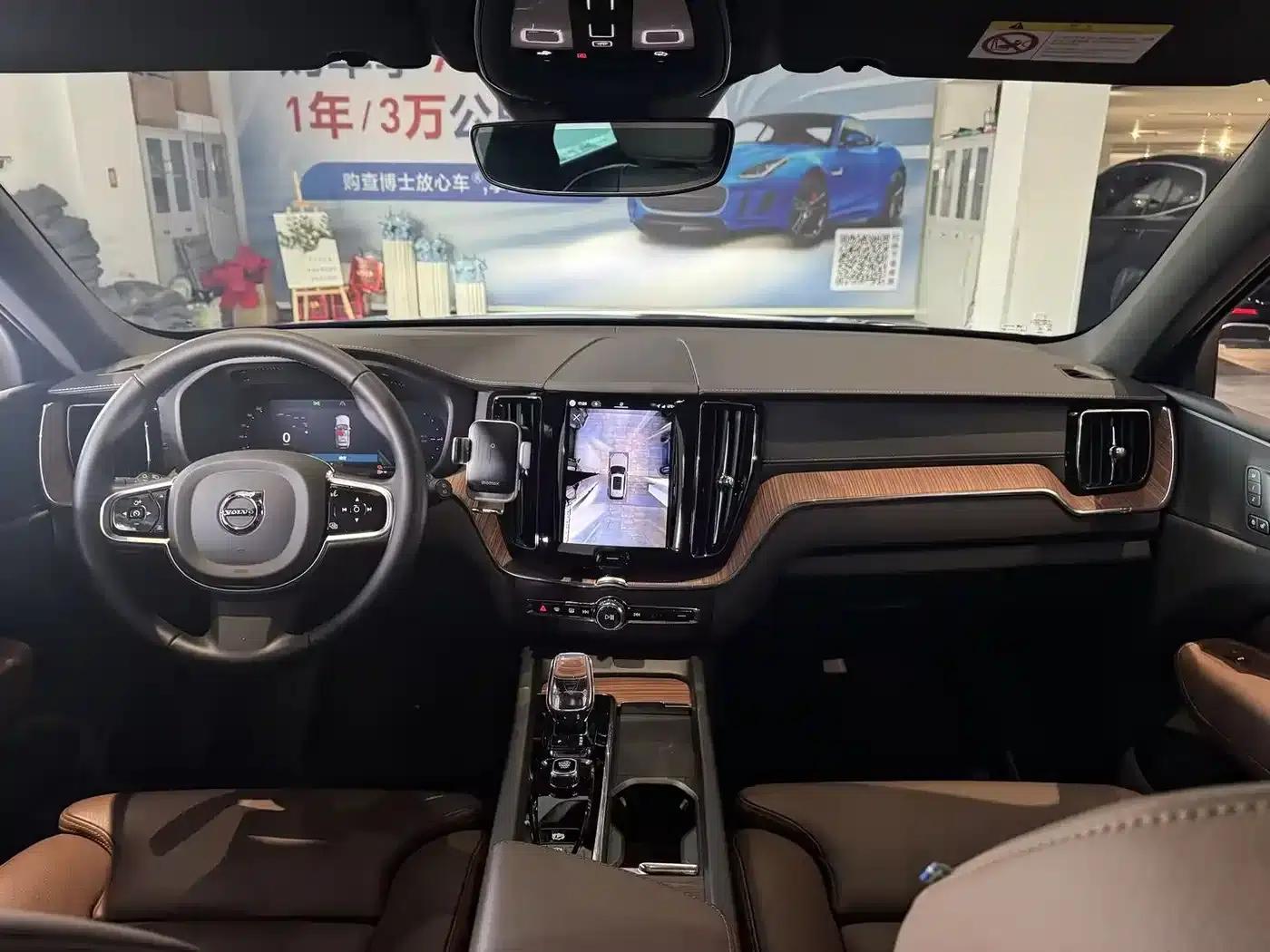 2025 Volvo XC60 Plug-in Hybrid, Long Range AWD Inscription Luxury Edition — миниатюра 5