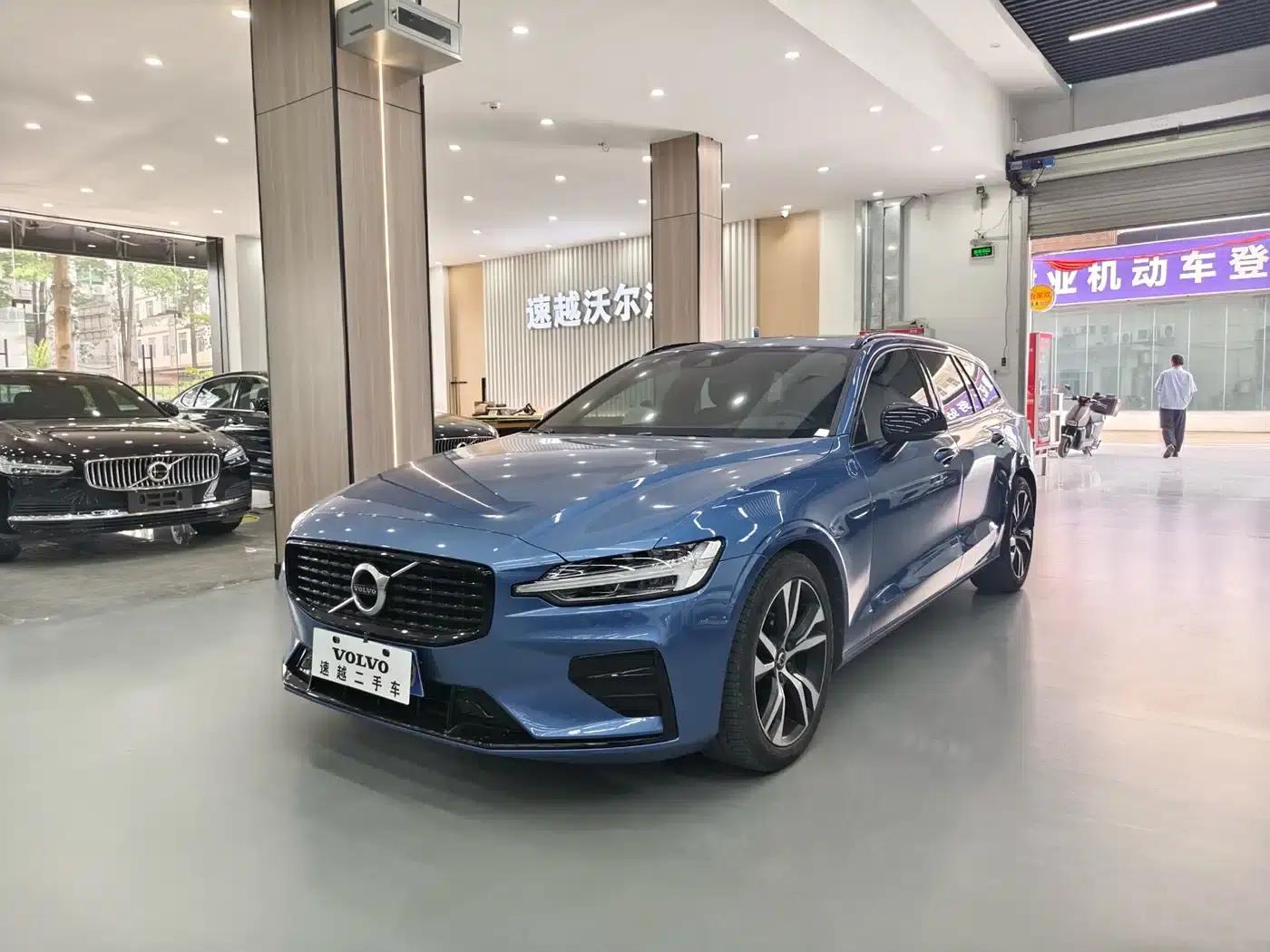 2021 Volvo V60 B5 Smart Sport Edition — миниатюра 1