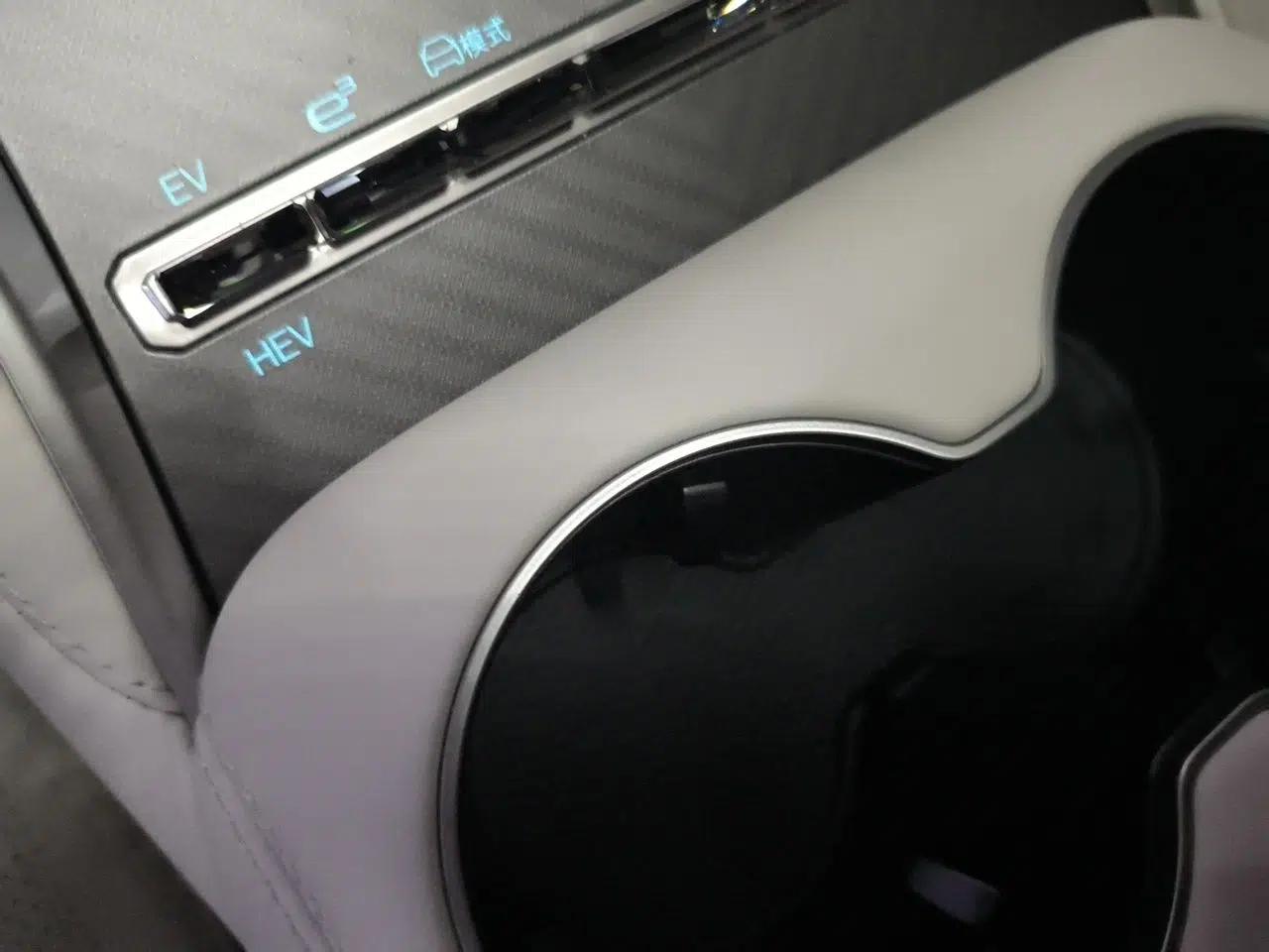 Denza Z9GT 2024 1100 4x4 Max First Edition — миниатюра 9