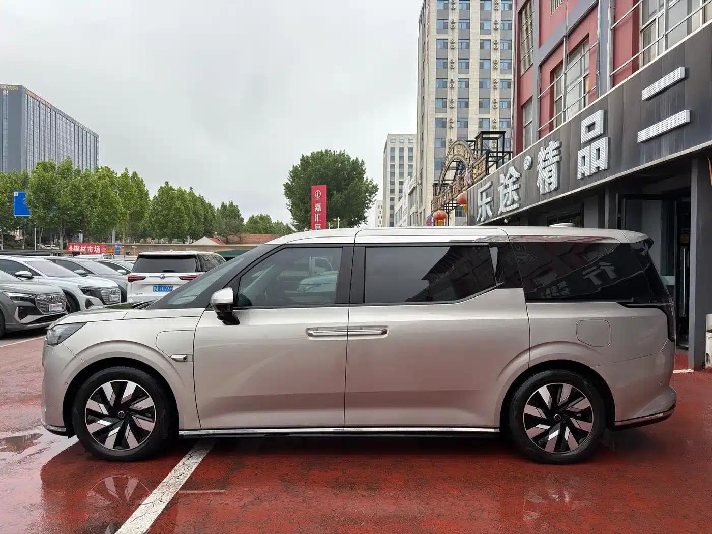 Volvo EM90 2025 Ultra 6-seater — миниатюра 3