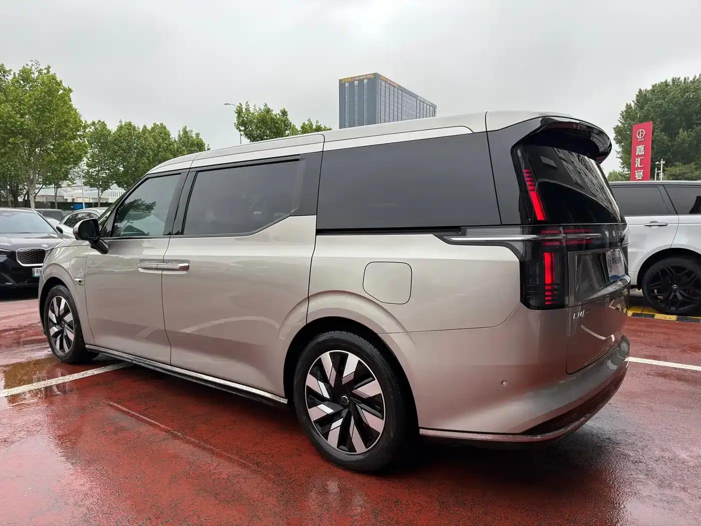Volvo EM90 2025 Ultra 6-seater — миниатюра 4
