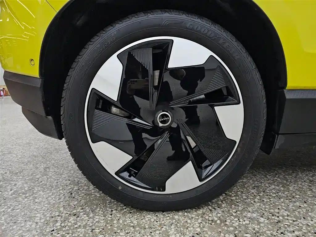 Volvo EX30 2025 Dual Motor All-Wheel Drive High-Performance Ultra — миниатюра 12