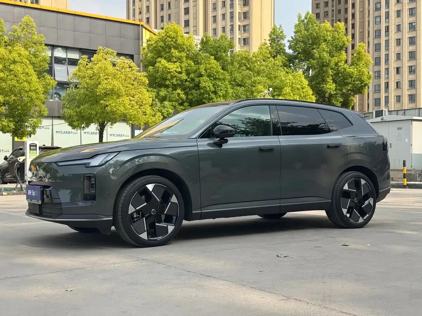2026 Volvo XC70 Plug-in Hybrid, All-Wheel Drive, Ultra Range — миниатюра 2