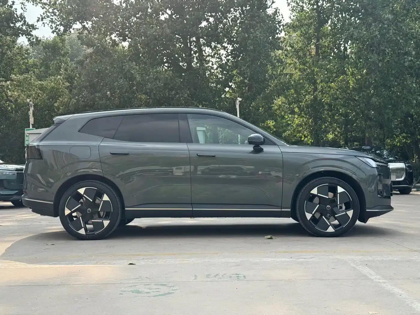 2026 Volvo XC70 Plug-in Hybrid, All-Wheel Drive, Ultra Range — миниатюра 4