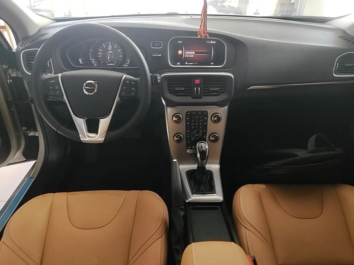 Volvo V40 2018 T3 Zhiya Edition — миниатюра 13