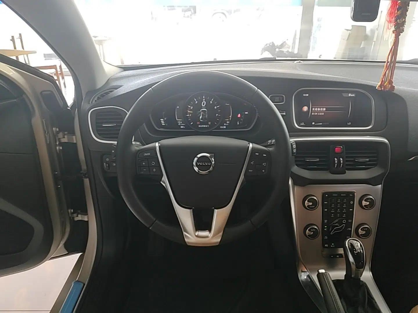 Volvo V40 2018 T3 Zhiya Edition — миниатюра 14